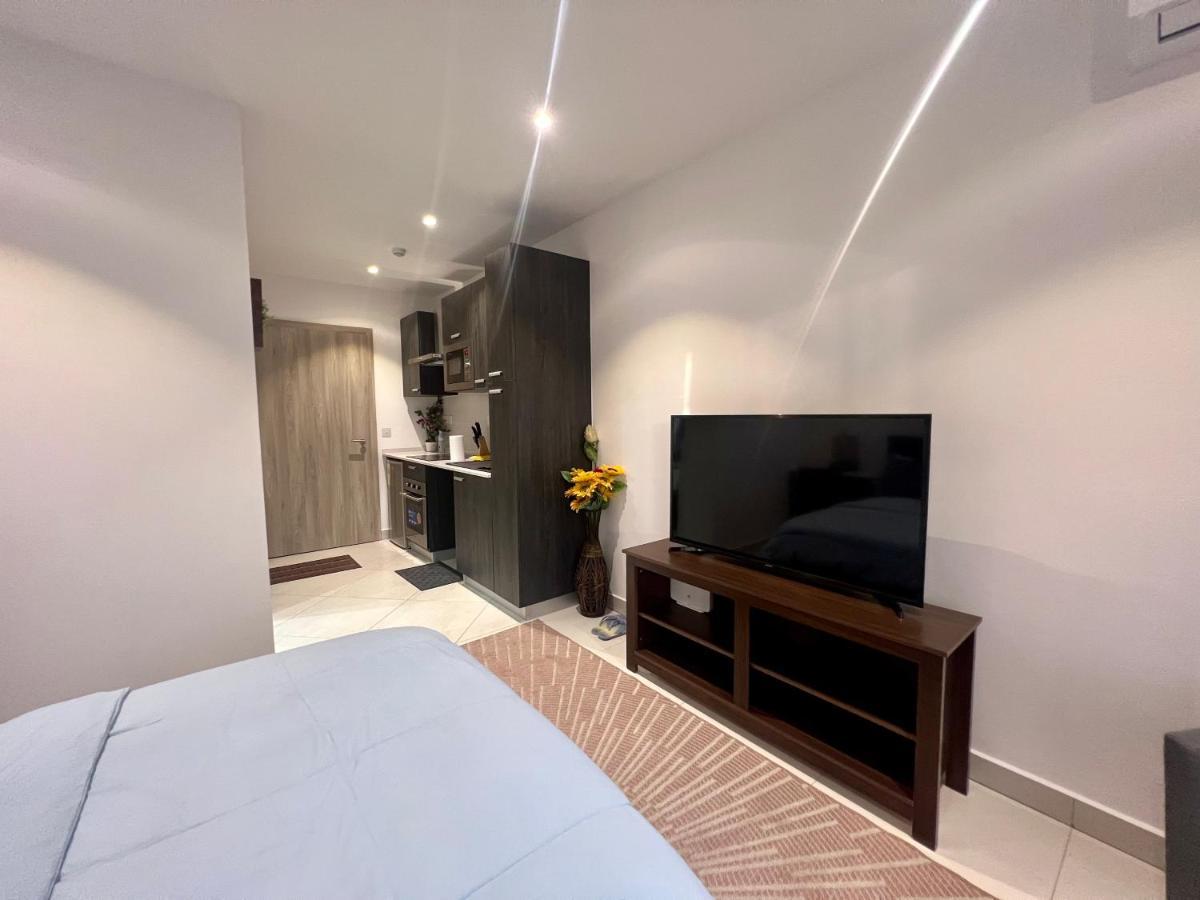 Plsa Airport-The Lennox Apartment Accra Bagian luar foto
